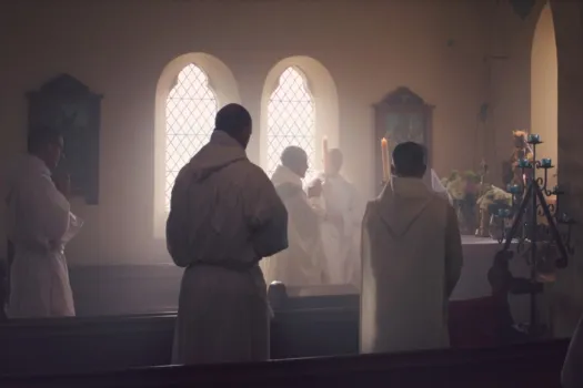 Prior Pater Pius und die Mönche vom Kloster Notre Dame beim Gebet.  / Priory of Notre Dame