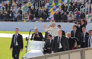 Papst Franziskus bei der Einfahrt in das Stadion in Tiflis am 1. Oktober 2016. / CNA/Alan Holdren