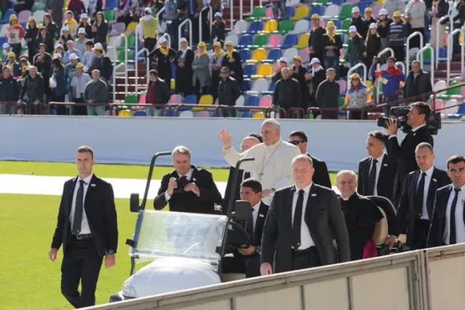 Papst Franziskus bei der Einfahrt in das Stadion in Tiflis am 1. Oktober 2016. / CNA/Alan Holdren