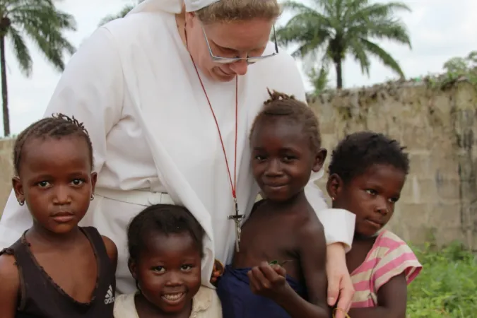 Eine der Ordensfrauen mit Kindern