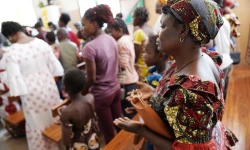 Frauen in Burkina Faso beim Gottesdienst / Kirche in Not