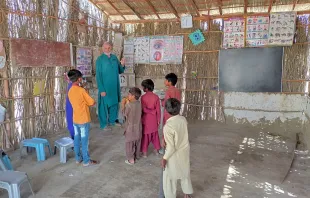 In einer Dorfschule / Kirche in Not