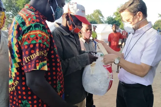 Bischof Luis Fernando Lisboa aus Pemba (rechts) verteilt Hilfsgüter an Flüchtlinge. / Kirche in Not