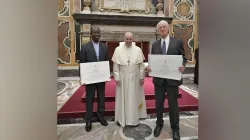 Pater Paul Béré, Papst Franziskus und Charles Taylor (von links). / Vatican Media