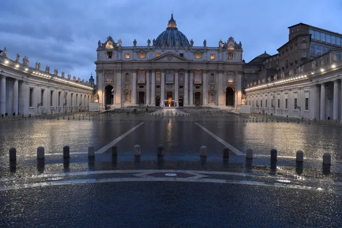 Papst Franziskus steht vor dem menschenleeren Petersplatz am 27. März 2020