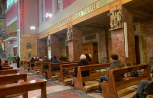 Gläubige mit Abstand in einer Kirche  / pd 