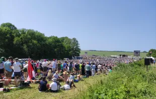 Zehntausende Pilger der bekannten Chartres-Wallfahrt bei der Freiluftmesse im überlieferten römischen Ritus. / Alexander Folz