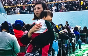Mutter mit Kind im Stadion von Nagasaki am 24. November 2019 / Papal Flight Press Pool 