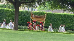 Schweizergardisten tragen den Baldachin bei der Prozession in den Vatikanischen Gärten am Fest des heiligsten Leibes und Blutes Christi. / EWTN.TV / Vatican Magazin / Paul Badde