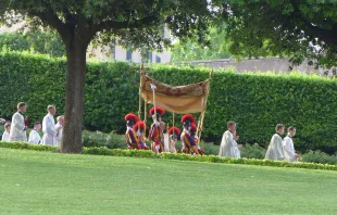 Schweizergardisten tragen den Baldachin bei der Prozession in den Vatikanischen Gärten am Fest des heiligsten Leibes und Blutes Christi. / EWTN.TV / Vatican Magazin / Paul Badde