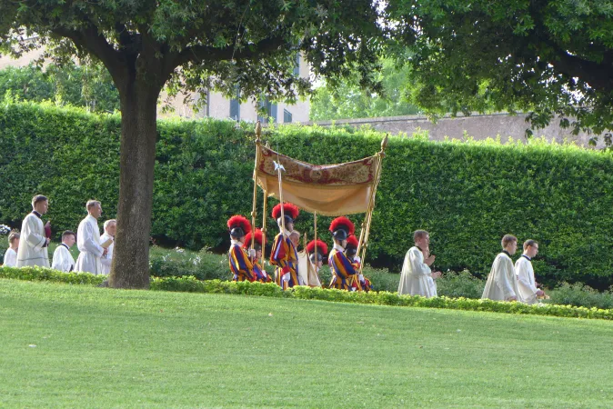 Schweizergardisten tragen den Baldachin bei der Prozession in den Vatikanischen Gärten am Fest des heiligsten Leibes und Blutes Christi.