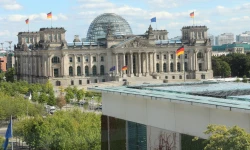 Blick vom 6. Stockwerk des Bundeskanzleramtes auf das Reichstagsgebäude in Berlin / A. Köppl, Gleiritsch / Wikimedia (CC BY-SA 4.0) 