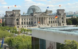 Blick vom 6. Stockwerk des Bundeskanzleramtes auf das Reichstagsgebäude in Berlin / A. Köppl, Gleiritsch / Wikimedia (CC BY-SA 4.0) 