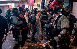 Chinesische Polizisten verhaften zwei Männer am 13. November 2019 im Central District in Hongkong geräumt hat. / Dale de la Rey/AFP via Getty Images