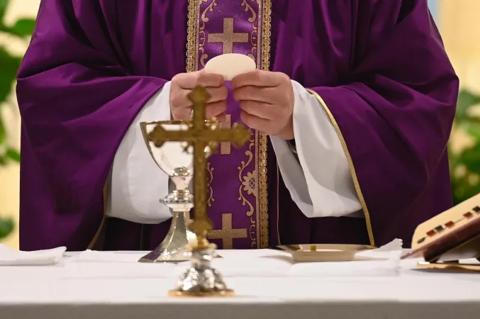 Papst Franziskus in der Kapelle im Domus Sanctae Martae am 26. März 2020