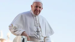 Papst Franziskus auf dem Papamobil zur Einfahrt bei der Generalaudienz auf dem Petersplatz am Aschermittwoch, 6. März 2019 / Lucia Ballester / CNA Deutsch