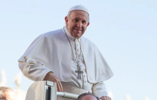 Papst Franziskus auf dem Papamobil zur Einfahrt bei der Generalaudienz auf dem Petersplatz am Aschermittwoch, 6. März 2019 / Lucia Ballester / CNA Deutsch