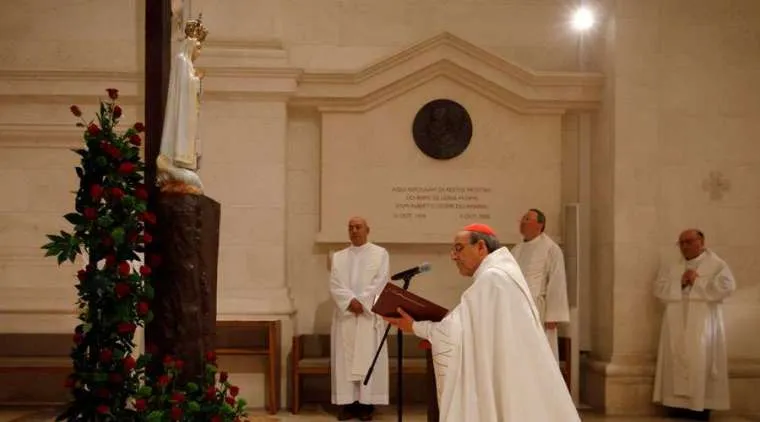 Kardinal Marto im Gebet bei der Marienweihe am 25. März 2020