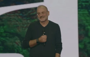 Patrick Knittelfelder auf der MEHR-Konferenz. / Screenshot von YouTube