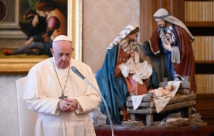 Advent im Vatikan, Anno Domini 2020: Papst Franziskus betet vor der Krippe bei der Übertragung der Generalaudienz aus dem Apostolischen Palast.  / Vatican Media / CNA Deutsch