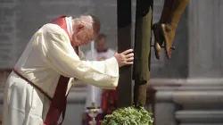 Papst Franziskus küsst das Kruzifix im Petersdom am Karfreitag 10. April 2020.  / Vatican Media