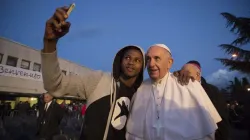 Papst Franziskus beim Besuch von Flüchtlingen und Migranten am Gründonnerstag, 24. März 2016, in Castelnuovo di Porto bei Rom.
 / L'Osservatore Romano