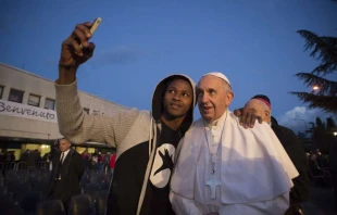 Papst Franziskus beim Besuch von Flüchtlingen und Migranten am Gründonnerstag, 24. März 2016, in Castelnuovo di Porto bei Rom.
 / L'Osservatore Romano