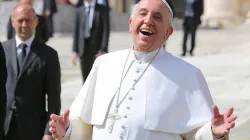Papst Franziskus lacht bei der Generalaudienz am 1. April 2015 auf dem Petersplatz / Bohumil Petrik / CNA Deutsch