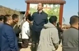 Katholiken knien auf dem Grund und Boden ihrer Pfarrei in Wu Gao Zhang am 31. Oktober 2019 / AsiaNews