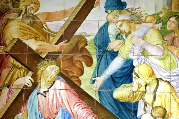 An der Friedhofsmauer des Campo Santo Teutonico sind die 14 Stationen des Kreuzwegs auf Kacheln gemalt zu sehen. / Paul Badde / EWTN.TV