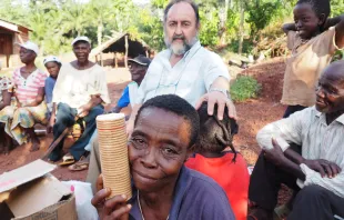 Bischof Aguirre besucht Gläubige seiner Diözese und verteilt Lebensmittel.  / Fundacion Bangassou