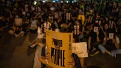 Demonstranten mit Plakaten in Chartered Garden, Hong Kong, am 16. August 16, 2019. / Anthony Kwan/Getty Images