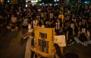 Demonstranten mit Plakaten in Chartered Garden, Hong Kong, am 16. August 16, 2019. / Anthony Kwan/Getty Images