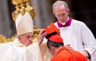 Papst Franziskus setzt Kardinal Miguel Ángel Ayuso Guixot am 5. Oktober 2019 den Kardinalshut auf. / Daniel Ibanez / CNA Deutsch