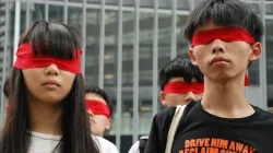 Demokratie-Aktivisten Agnes Chow und Joshua Wong am 23. September 2014. Die Demonstranten trugen rote Augenbinden als Symbol für die von Chinas politischer Macht geblendeten Studenten. / Wikimedia (CC0) 