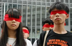 Demokratie-Aktivisten Agnes Chow und Joshua Wong am 23. September 2014. Die Demonstranten trugen rote Augenbinden als Symbol für die von Chinas politischer Macht geblendeten Studenten. / Wikimedia (CC0) 