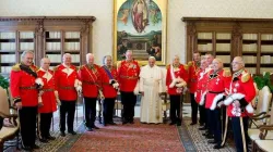 Papst Franziskus mit dem Großmeister Fra' Matthew Festing zu seiner Rechten und der Führung des "Souveränen Ritter- und Hospitalordens vom heiligen Johannes von Jerusalem von Rhodos und von Malta", wie die Ordensgemeinschaft mit vollem Namen heißt. / Malteser-Orden