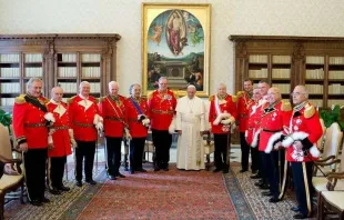 Papst Franziskus mit dem Großmeister Fra' Matthew Festing zu seiner Rechten und der Führung des "Souveränen Ritter- und Hospitalordens vom heiligen Johannes von Jerusalem von Rhodos und von Malta", wie die Ordensgemeinschaft mit vollem Namen heißt. / Malteser-Orden