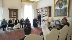 Papst Franziskus vor Mitgliedern der Kinderschutzkommission am 21. September 2017. / L'Osservatore Romano