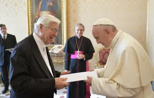 Antrittsbesuch, der zweite: Professor Zappettini bei Papst Franziskus am 4. Januar 2018 / CNA / L'Osservatore Romano