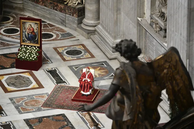 Vom Engel bewacht, die Muttergottes zur Seite: Papst Franziskus betet im Petersdom am Pfingstsonntag, 31. Mai 2020.