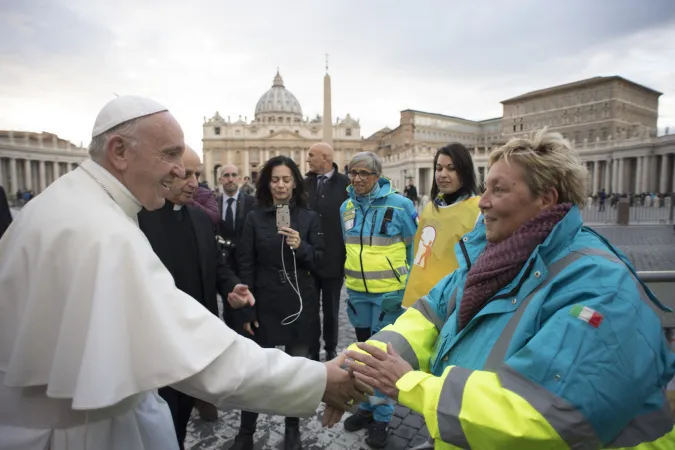 Papst Franziskus beim Besuch der mobilen Notstation am 16. November 2017