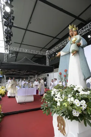 Die Muttergottes mit ihrem Sohn bei der Feier der Heiligen Messe mit Papst Franziskus in Malmö an Allerheiligen, 1. November 2016.