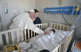 Papst Franziskus beim Krankenhausbesuch am 5. Januar 2018 / CNA / Vatican Media