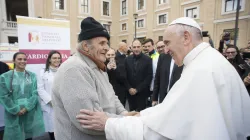 Papst Franziskus beim Besuch der mobilen Notstation am 16. November 2017 / CNA / L'Osservatore Romano