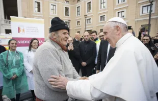 Papst Franziskus beim Besuch der mobilen Notstation am 16. November 2017 / CNA / L'Osservatore Romano