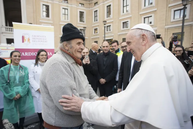 Papst Franziskus beim Besuch der mobilen Notstation am 16. November 2017