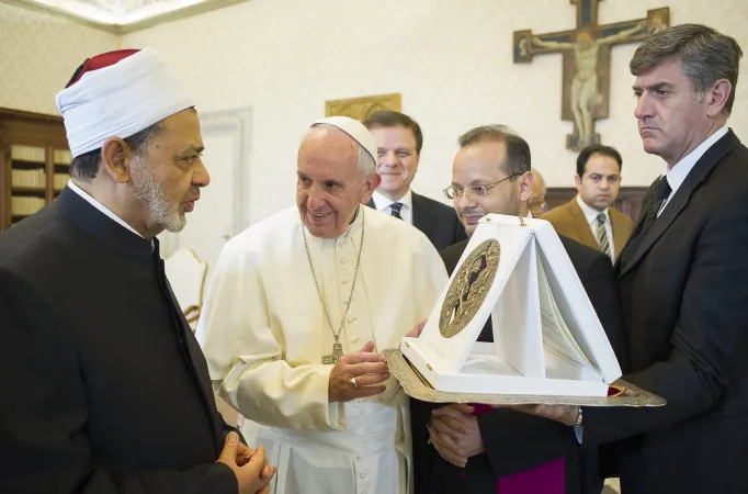 Papst Franziskus übergab dem Scheich mehrere Geschenke.