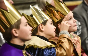 Sternsinger aus dem Bistum Eichstätt waren im Petersdom beim Neujahrsgottesdienst 2016.  / © Romano Siciliani / Kindermissionswerk