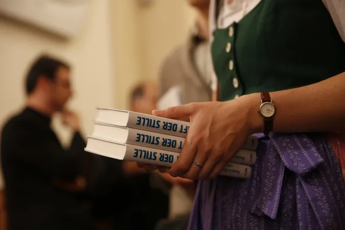 In französischer und englischer Sprache hat das Buch bereits großes Aufsehen erregt.